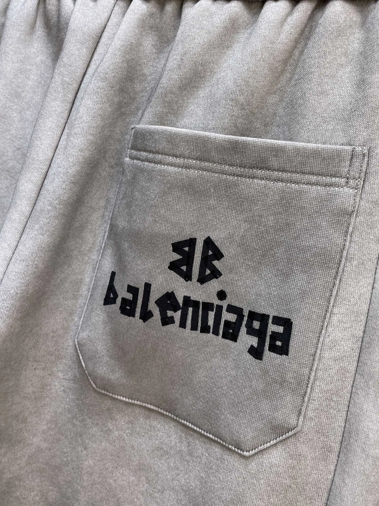 Balenciaga 🆕2026 Autumn and Winter New Arrival Casual Pants! The official website will be released simultaneously. Brand Classic LOGO casual pants, customized fabrics, excellent comfort and strong touch. Highly recognisable, perfect appearance and craftsmanship. Size:M-3XL